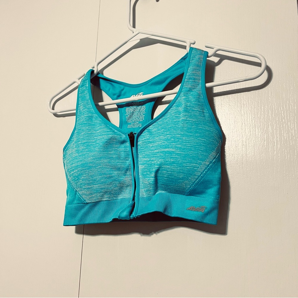 Avis sports bra. Sports bra with front zipper.